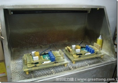 使用噴涂(Spraying)方式作業(yè)conformal coating時，需設(shè)備抽真空的設(shè)備，否則噴涂的物質(zhì)會飄散到空氣當(dāng)中，影響人體的健康。