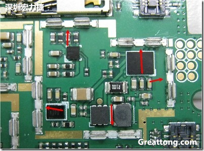 圖中顯示一塊電路板使用這種屏蔽夾(shielding clip)的實例?；旧衔覀冊趶澖堑牡胤蕉荚O(shè)計擺放了一個屏蔽夾，這樣可以讓作業(yè)員比較方便安裝屏蔽罩(shielding can)時的對位準(zhǔn)確。然后在其他沒有屏蔽夾的地方也設(shè)計了一些接地的布線，一來可以稍微提升屏蔽罩的電磁隔絕能力，另一方面也可以為屏蔽夾無效時，馬上可以更改為屏蔽框，而無需要重新設(shè)計電路板。