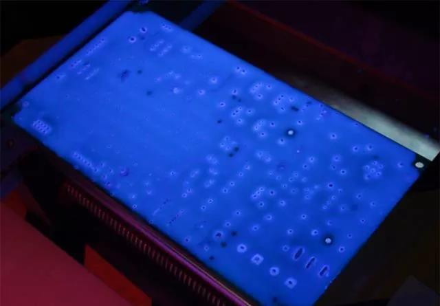 經(jīng)過(guò)涂覆工藝后的PCB，在紫光燈下的拍攝效果，原來(lái)coating也可以這么美！